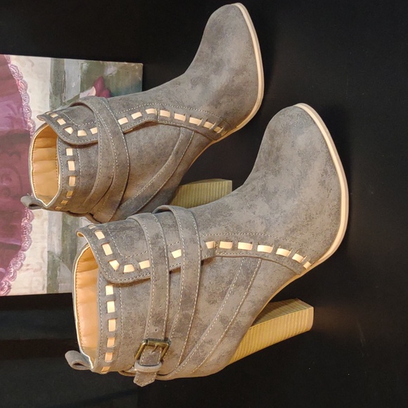 VENUS Shoes - Venus Heeled Booties size 8